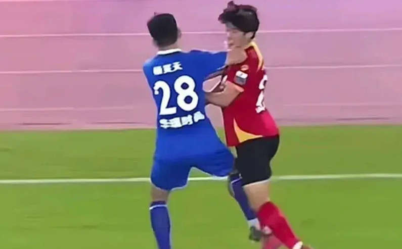 中超职业球员这么踢苏超合适吗？南京28号前中超球员，对苏州17岁的球员做出了用手