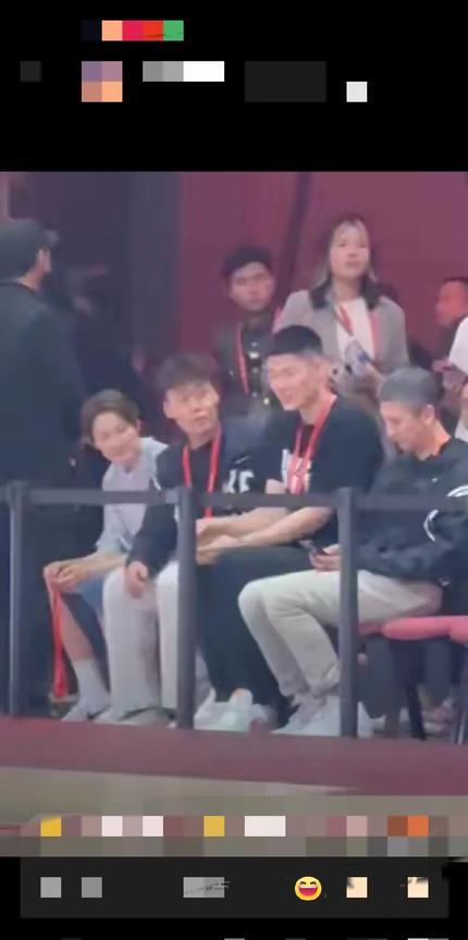 正当杜锋与李梦聊得正欢时，被胡金秋看见了，胡金秋告知郭士强，郭士强说你还是告诉