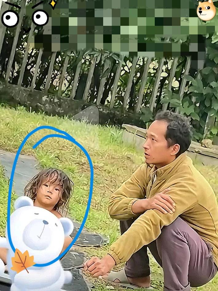 小男孩的父亲看上去文质彬彬的，一副老实巴交的样子。谁能想到养娃方式这么离谱！