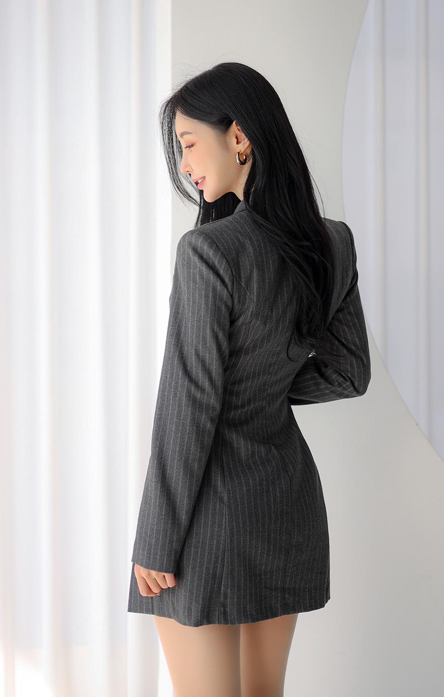 黑白条纹西装裙简直是优雅职场风的标配！穿上它，干练与魅力瞬间拉满。我之前参加重