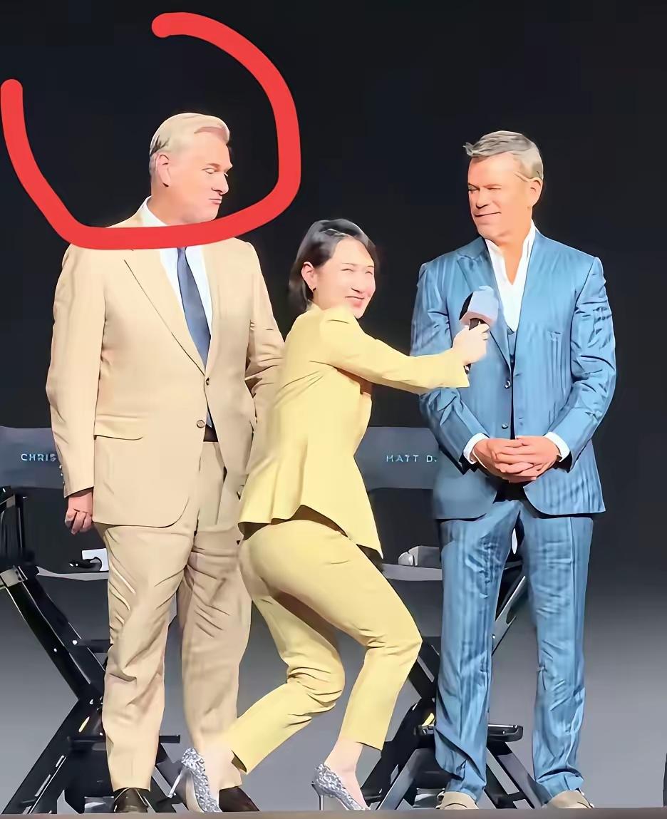 很多人只留意到画面里主持人谦卑的姿态，真正细思极恐的，是两名外籍人士微妙的神