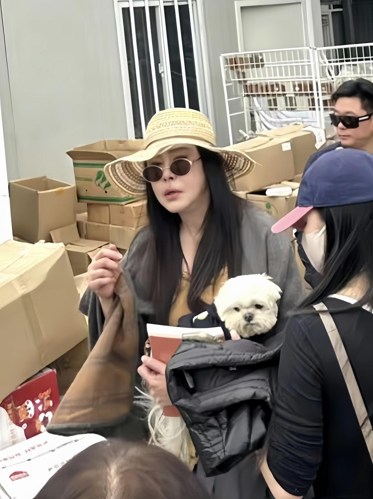 59岁王祖贤现身加拿大一家乡村超市购买绿色蔬菜，她的穿衣打扮与众不同，身上披了好