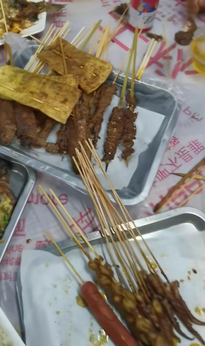 这算被宰了吗？吃烧烤火腿肠6元一根、鸡爪10元、豆皮4元、五花肉30元……一