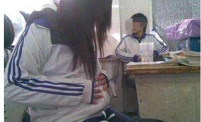15岁女生不顾家人劝阻, 孩子生下来