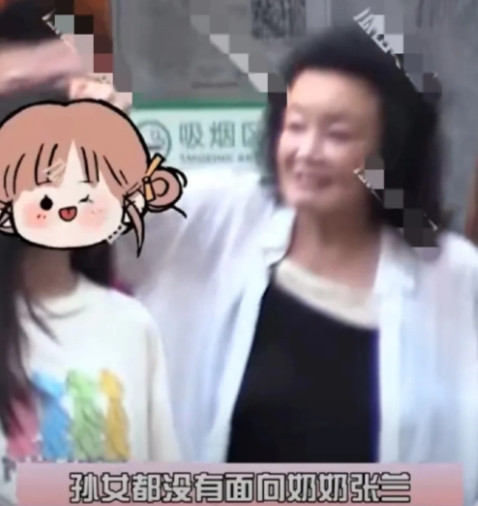 这下尴尬了！肢体动作不骗人，小玥儿跟奶奶张兰不亲，甚至有点排斥她！近日，有八卦