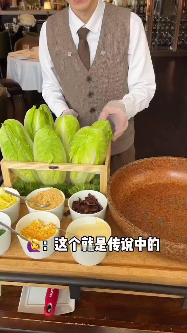 上海28元一份馄饨只有两颗一颗14块。店家的解释是料好，上海青最嫩的、黑毛土猪肉
