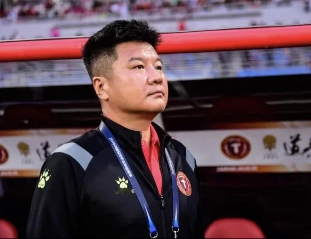 啥情况，郑智和李金羽在赛后竟然没有握手。球迷：哥俩做戏给外面看呢？本轮，郑智