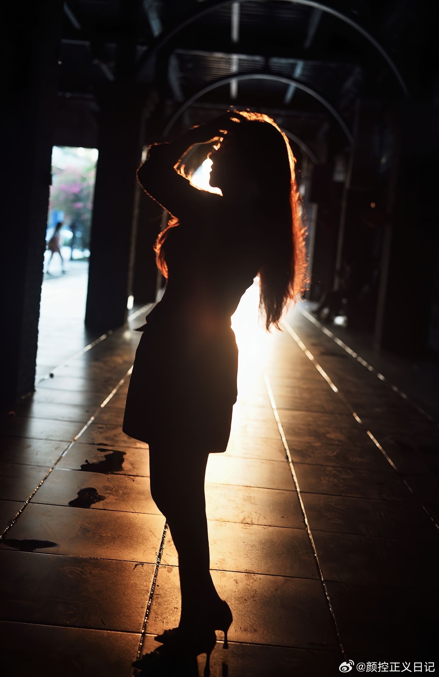 轻熟女神范儿美女绘梦长廊