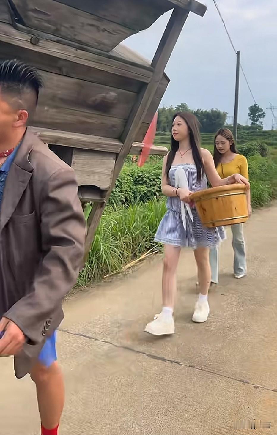 厉害了我的哥。干个农活，还有两个美女陪着[捂脸哭][捂脸哭][捂脸哭]