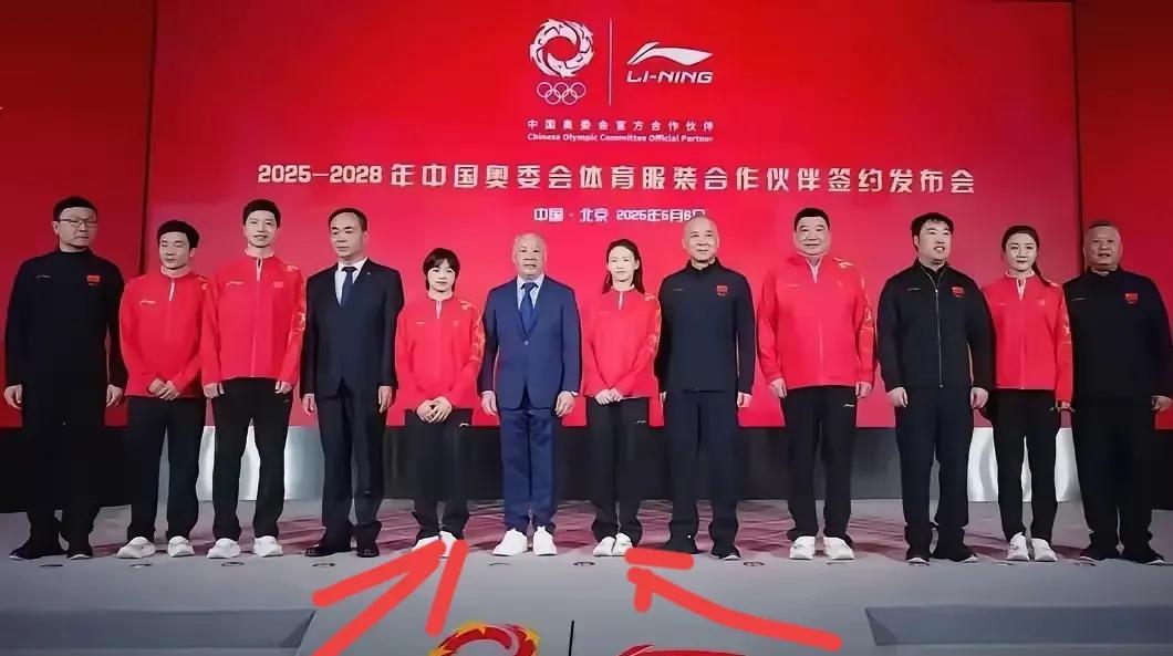 还是冠军有影响力即便李宁再喜欢全红婵这次合影全红婵也不是C位了而是陈芋汐站