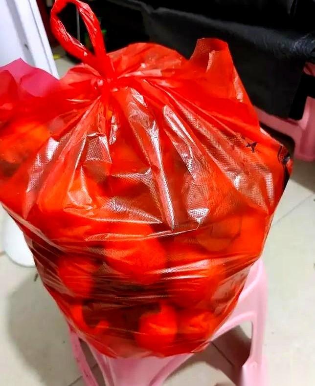菜市场门口人挤人，一个推着破旧电动车的短发女人，隔着老远突然冲我大喊了一声：“爸