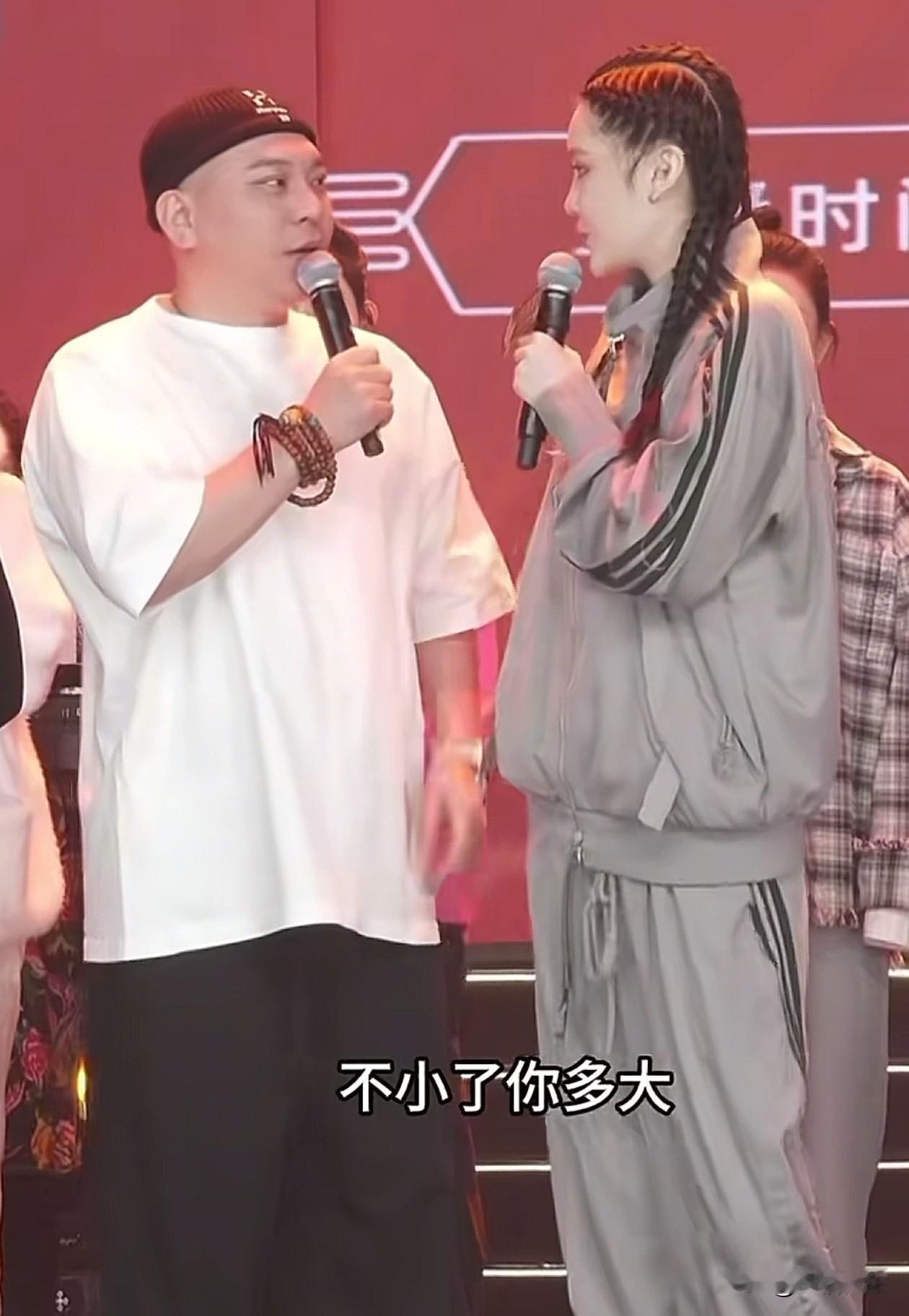 看人下菜碟，二人转演员田娃在球球面前，还是收敛了，不敢乱讲。田娃与球球同台，