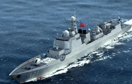 052D驱逐舰的综合能力确实比美国的阿里伯克级驱逐舰逊色不少，而我国的055型导
