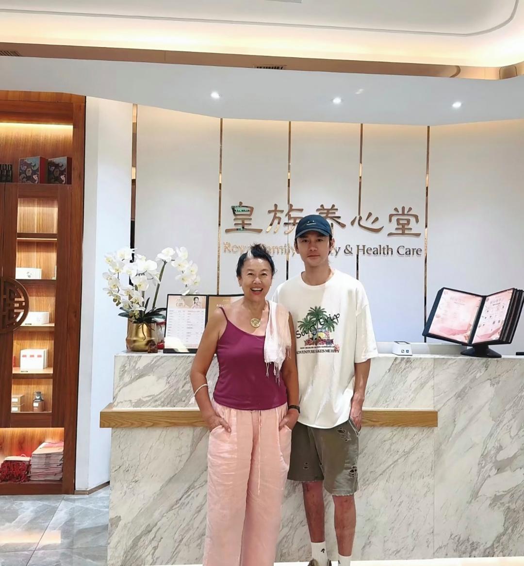43岁王凯去养生馆做美容，他看起来瘦了好多，两条腿非常细，瘦到显病态了，还是吃多