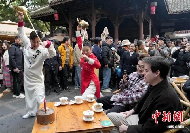 成都400多家茶楼被职业举报人批量举报，离谱的举报理由竟是“无证泡茶”。不