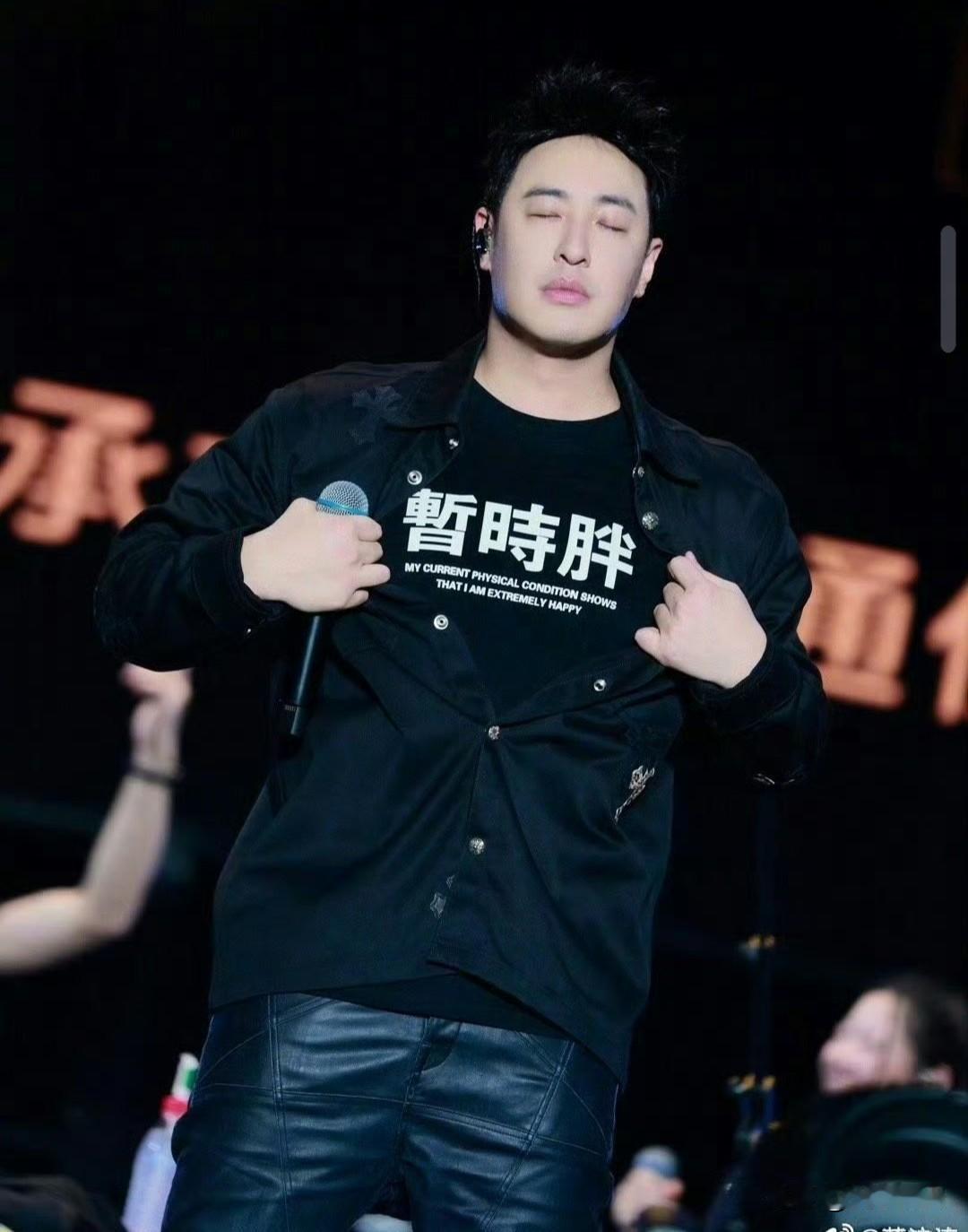 潘玮柏一个暂时胖的搞笑男，潘玮柏：胖，只是暂时的；搞笑，是永恒的！减肥flag永