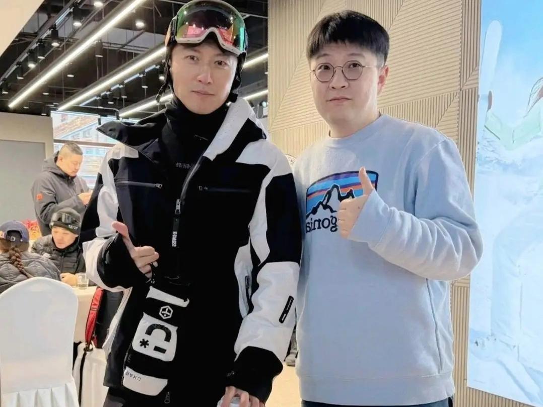 45岁谢霆锋在河北滑雪被偶遇，他穿着滑雪服，身材修长好帅气啊