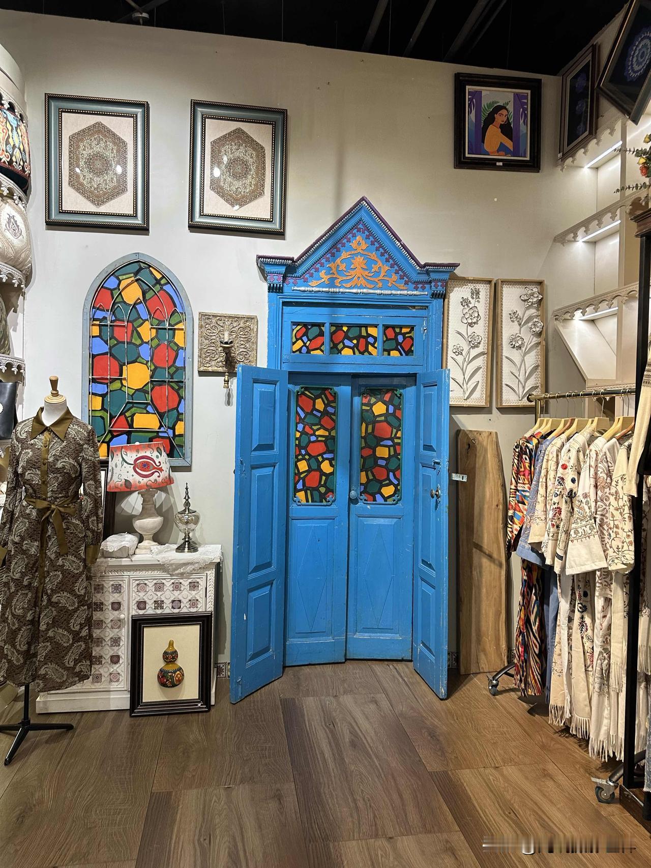 我听说，很多游客在离开新疆之前，“买伴手礼，中高档去天山万科广场，中低档去金泉商