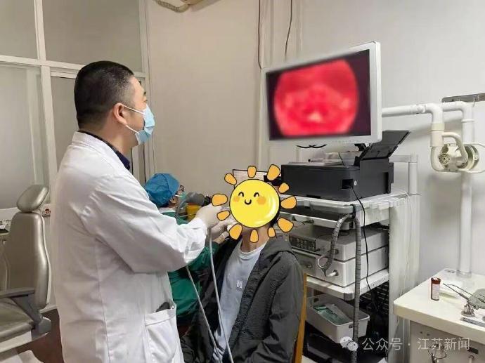 宁波36岁张先生喉咙痛，自行吃了点抗生素药物“消消炎”，谁知一个月过去，病不但没