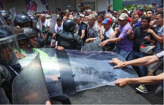 委内瑞拉彻底乱套了！民众直接冲进总统府，场面彻底失控！罗德里格斯以为靠着美国撑腰