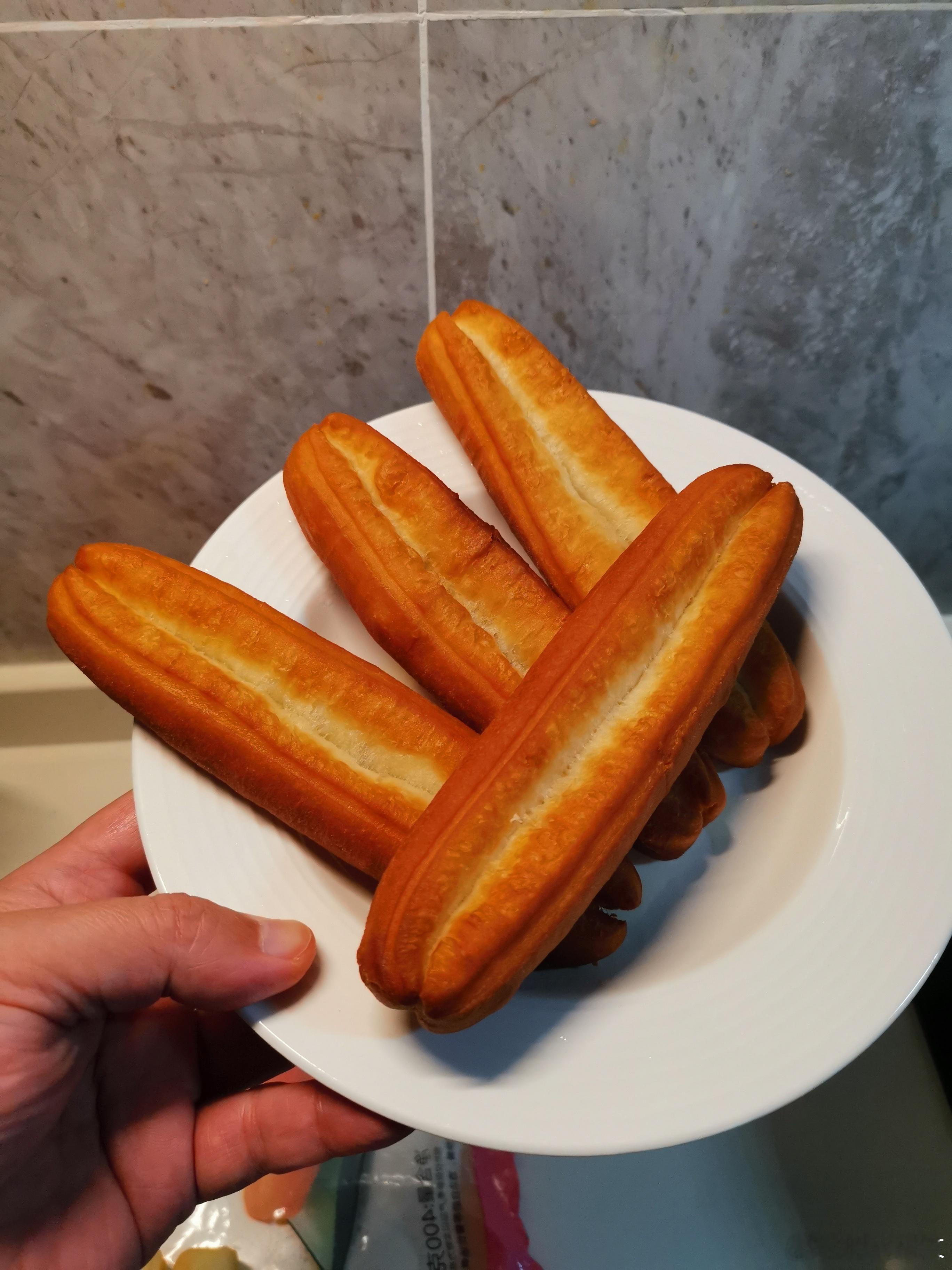 早餐，自己炸的油条。​​​