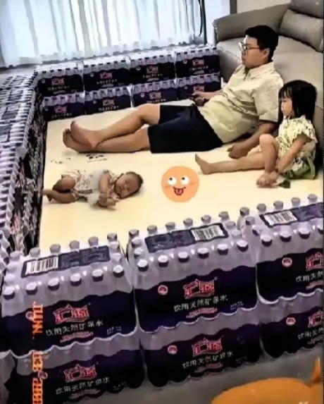 这爸爸绝绝子！家人们谁懂啊！河北有位爸爸花300块买了30箱水，不喝不囤，全用