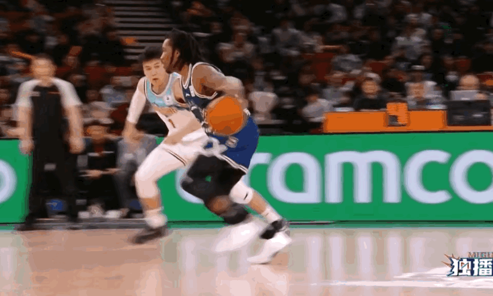 黄荣奇在年轻的时候脾气真的特别大，犯规也一点不手软！一次比赛中，上海队外援布莱