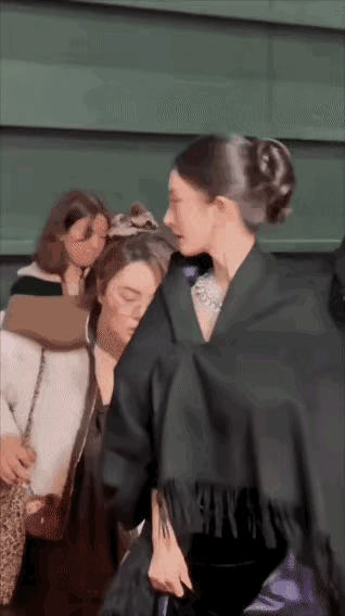 果然，所谓的流量在真正的资本面前，真的完全不值得一提～看到之前微博之夜后场，杨幂