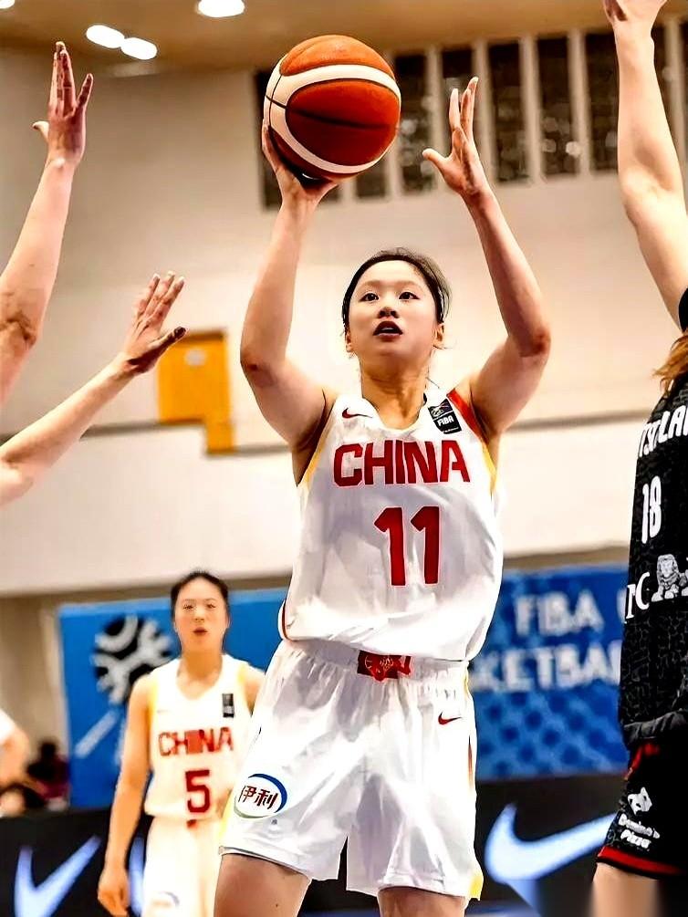 U17女篮世界杯的赛场上，一个17岁的中国姑娘硬生生打成了全场的焦点。排位赛对