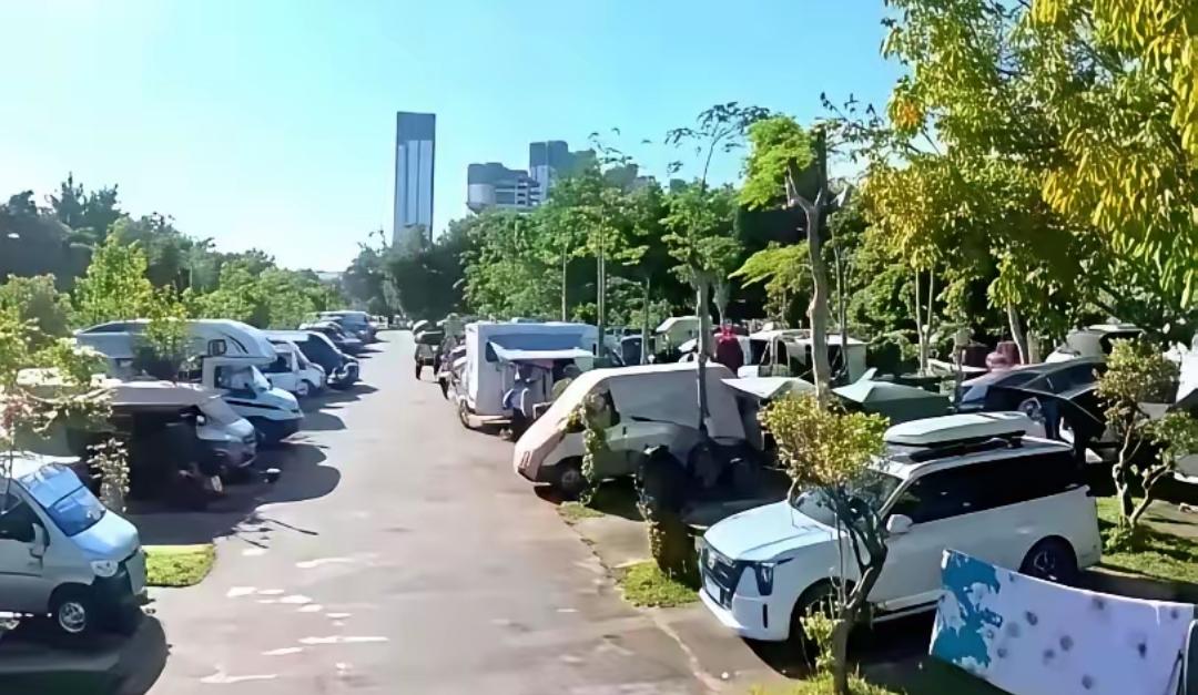 北海这次，动真格了。银滩边上，那些赖着不走的上千辆房车，接到通知，七天之内必须