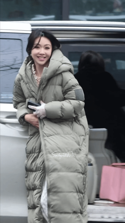 薛凯琪雪中飞吻啊啊啊！咱就是说薛凯琪你真的是太宠粉了吧！这个雪中飞吻真的是太绝了