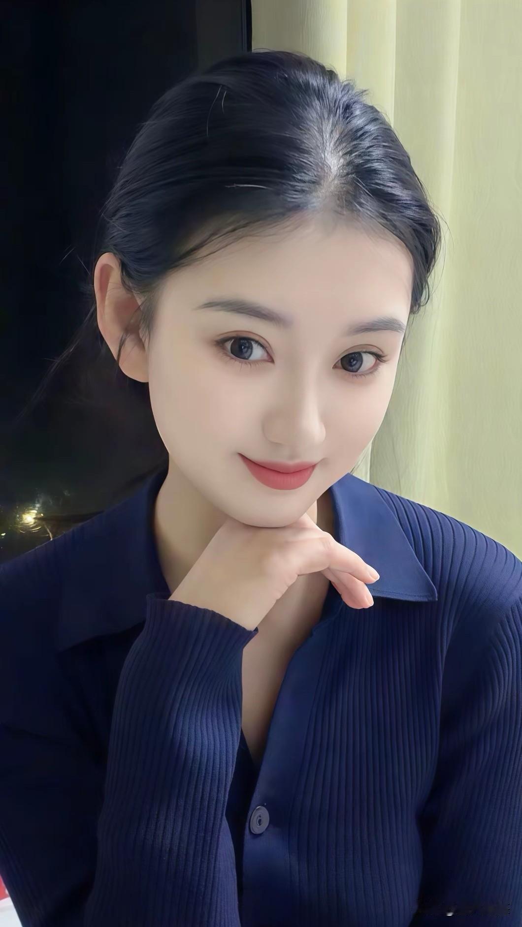 素面白皙，清澈见底的大眼睛扑闪扑闪，尽显天真灵气。（网图侵删）