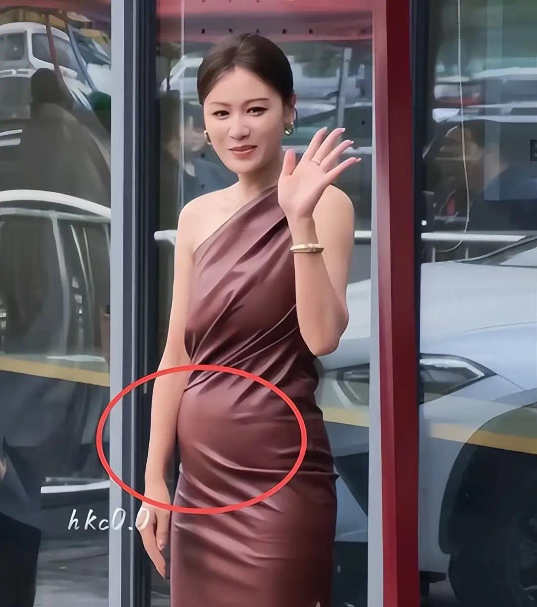 叶一茜说她为了《浪姐》能穿上那条裙子饿了三天。可是怎么肚子还这么大，而且这条裙子