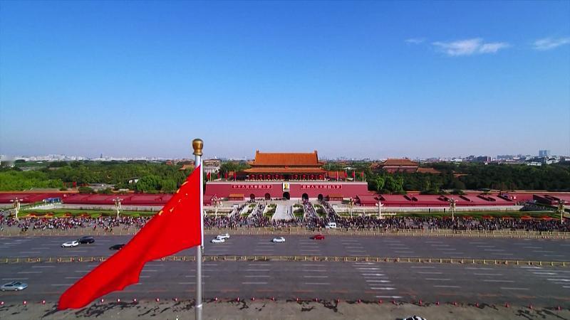 《为国庆同唱心歌》喝水不忘打井人，国强怎忘领袖心。先烈忠魂报国志，五星红