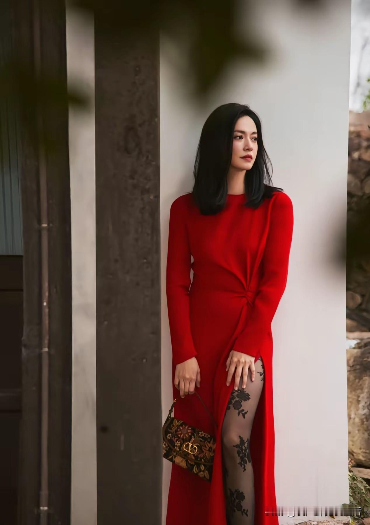 大花黑丝要流行了？你看姚大美，身材真好，气质出众，就是这个黑花大丝袜，看着吸睛