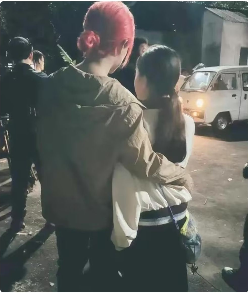 邓超带娃去探班，小花妹妹全程挂在孙俪身上，这粘乎劲儿十年没变