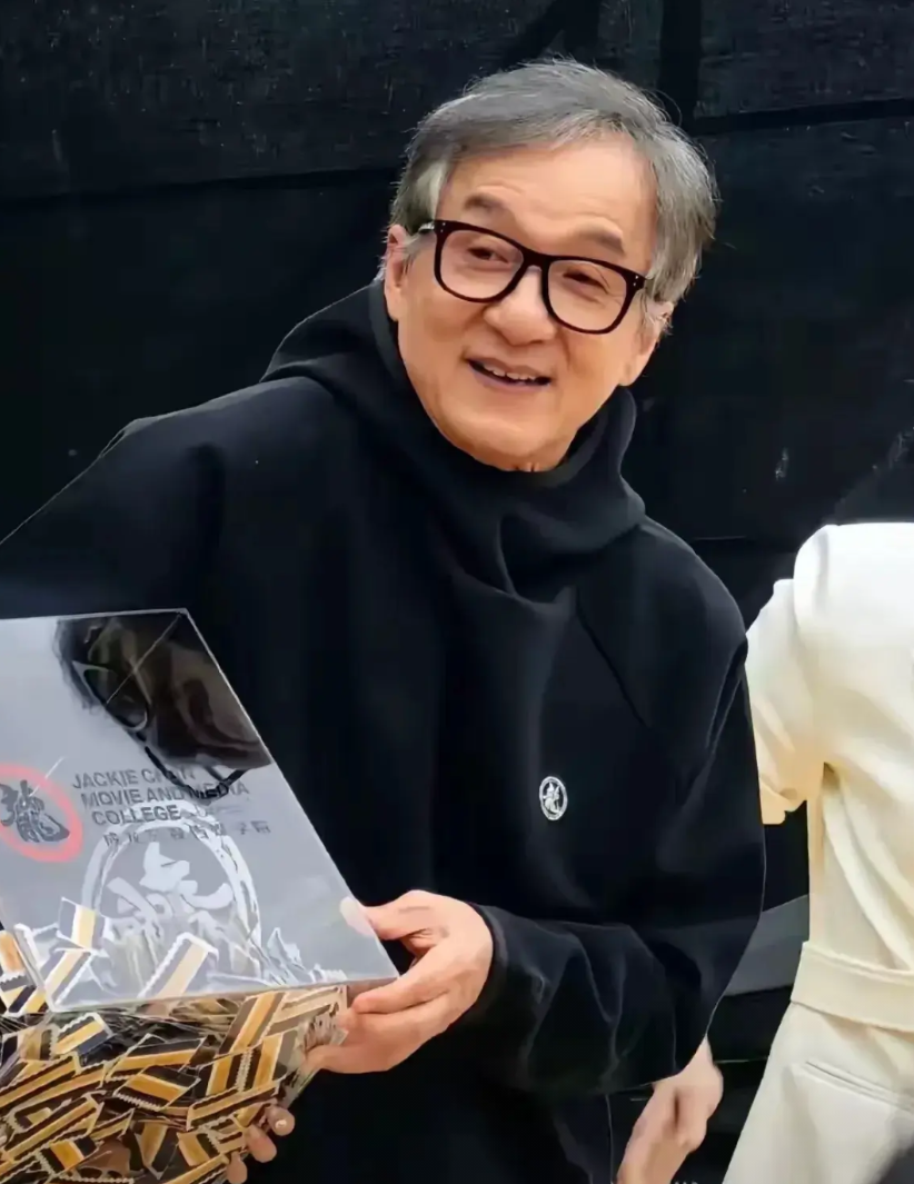 有人问洪金宝：成龙和李连杰对打，你觉得谁更厉害？洪金宝听到这个问题后直言：“问