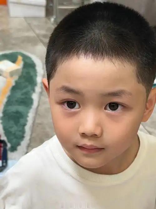 少年相好不好，看两个地方：额头和眼睛。额头饱满、宽阔、无疤无纹：少年运顺，学业有成，得长辈助力。面相