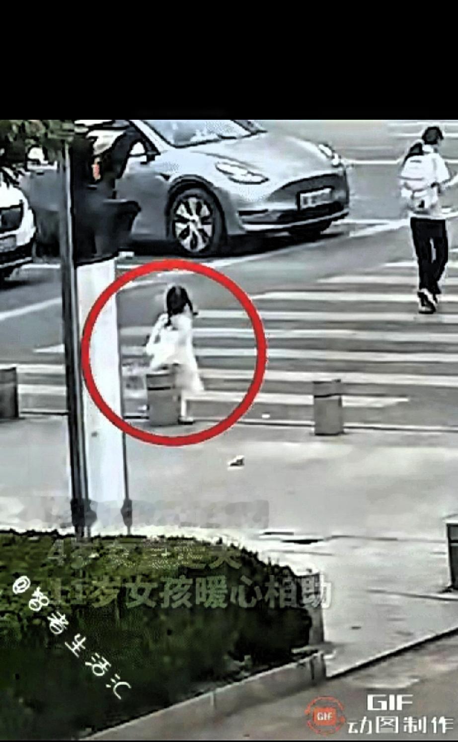 火上“央视网了”！近日在湖北有一位4岁的女童在跟姐姐街上玩的时候给走丢了，女童独