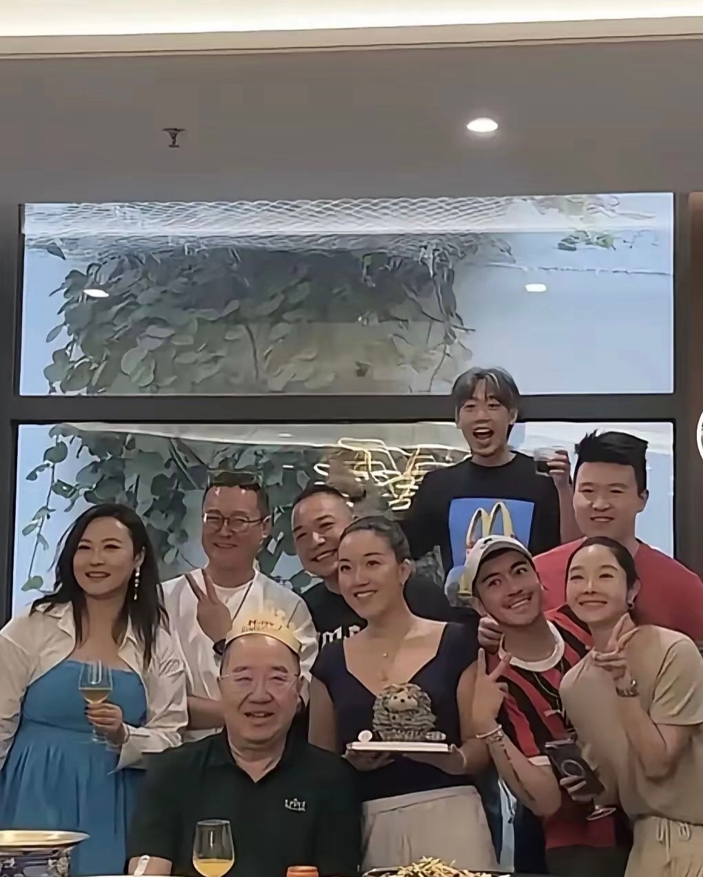 宋丹丹62岁生日会，姜妍、张一山、林永健、王传君、王鹤棣都到场祝贺，众星捧月，对