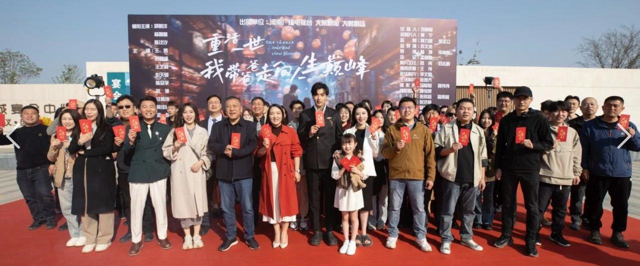 去年大家还在担心爸妈被霸总短剧“围猎”，今年河南片场已经开始反过来抢老人了。最火