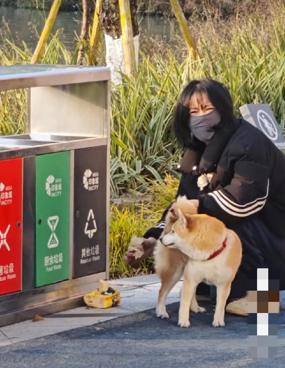 养狗界的天花板:小狗在路边拉粑粑，这个女的还非常轻柔的用纸巾把小狗屁屁擦拭干净…