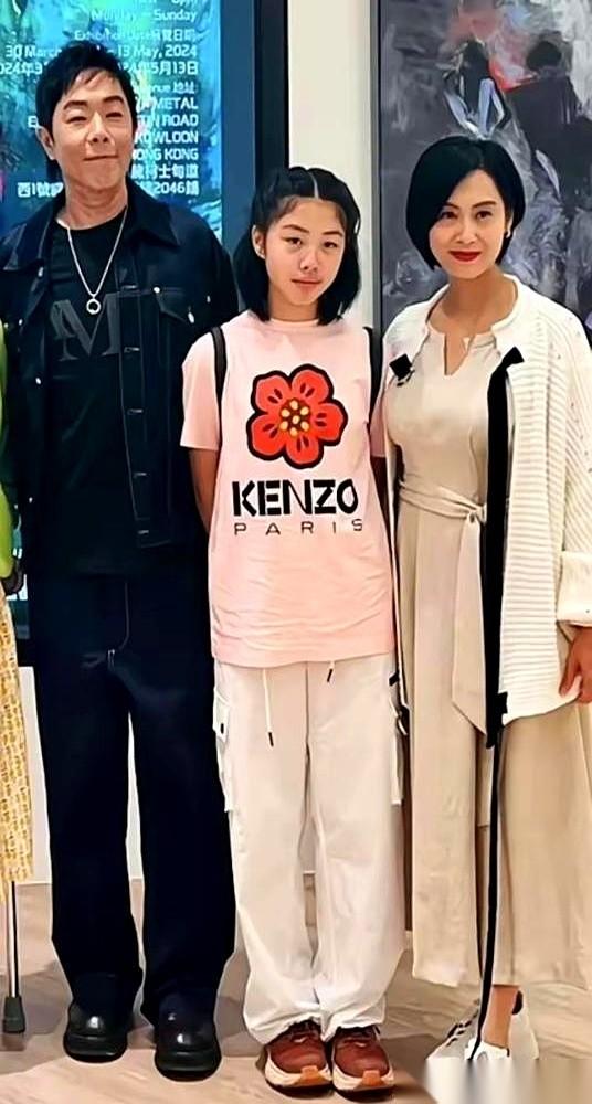 前两年，只要一放朱茵女儿的照片，底下的声音几乎出奇的一致：可惜了。一个单眼皮、