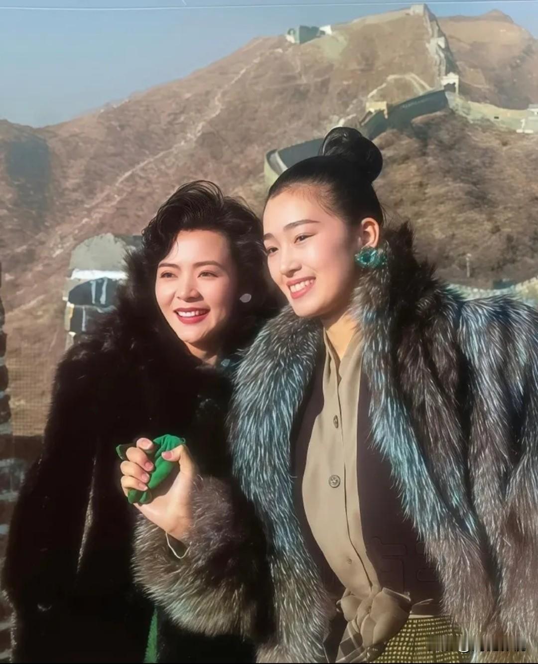 仔细看，那时的巩俐细眉飞扬，秀韵多姿！不愧是妥妥的东方美人。而左边的美女是谁？乌