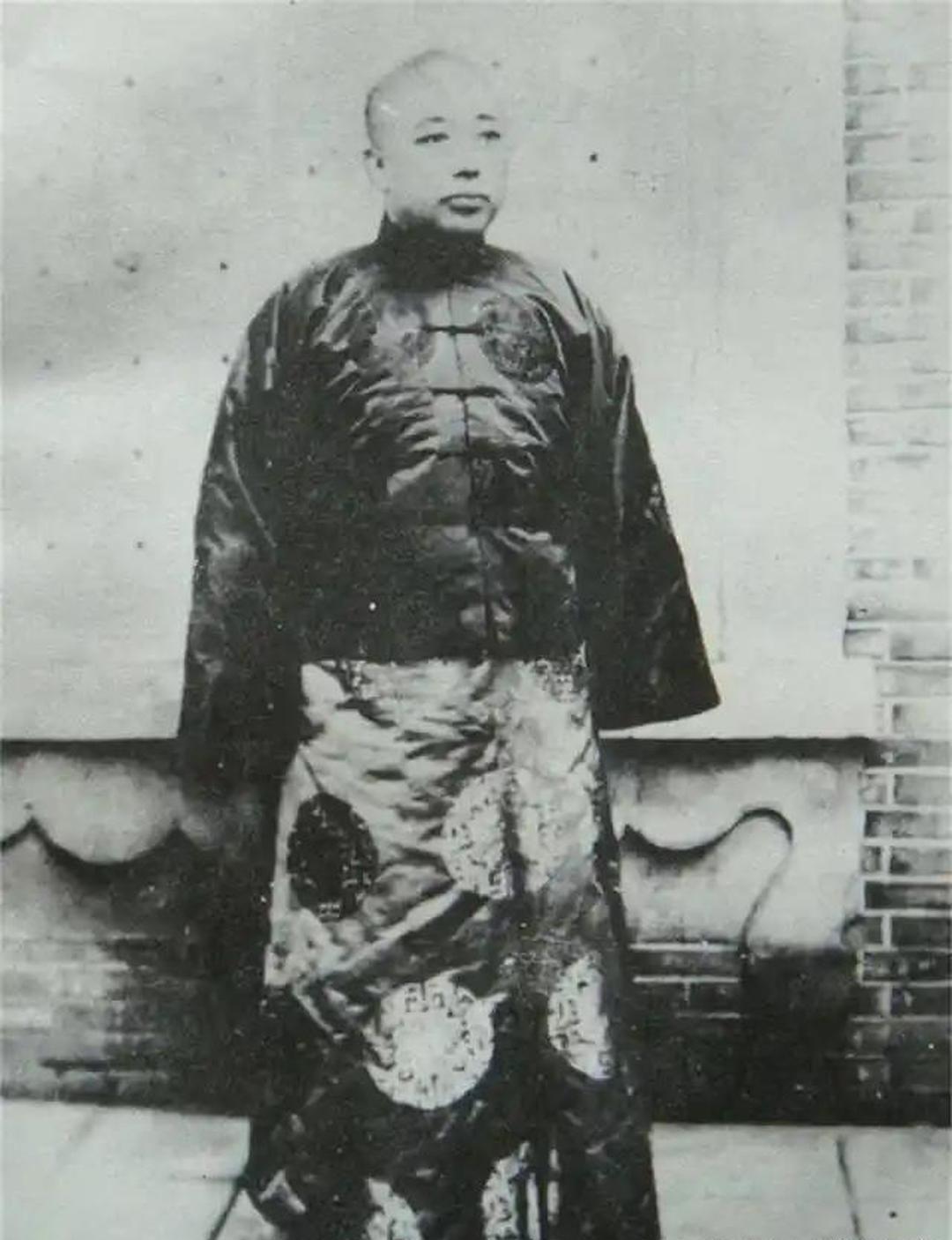 1929年1月10日傍晚，奉天大帅府。张学良把奉天省警务处处长高纪毅叫到跟前