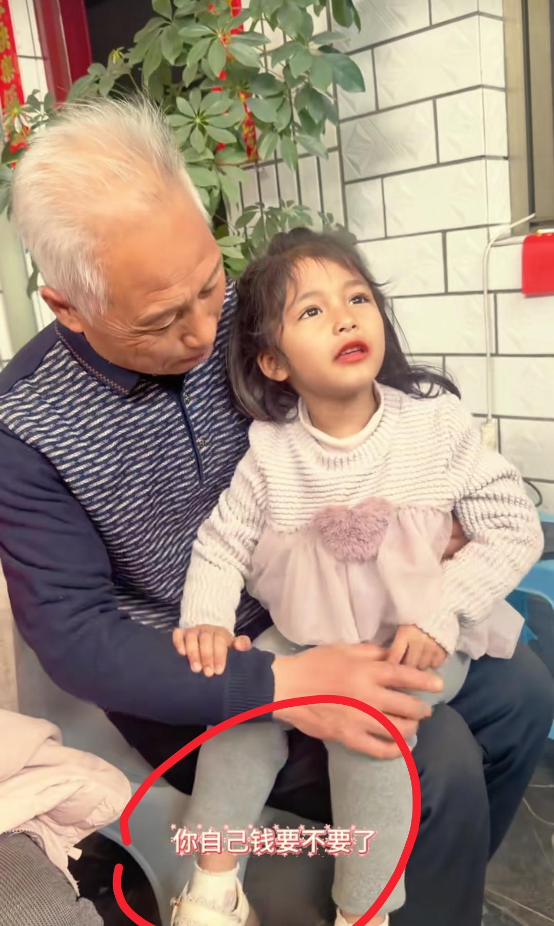 现在全网最心疼的孩子就是安娜了吧！不是因为她从小没了妈妈，也不是因为她异国回国