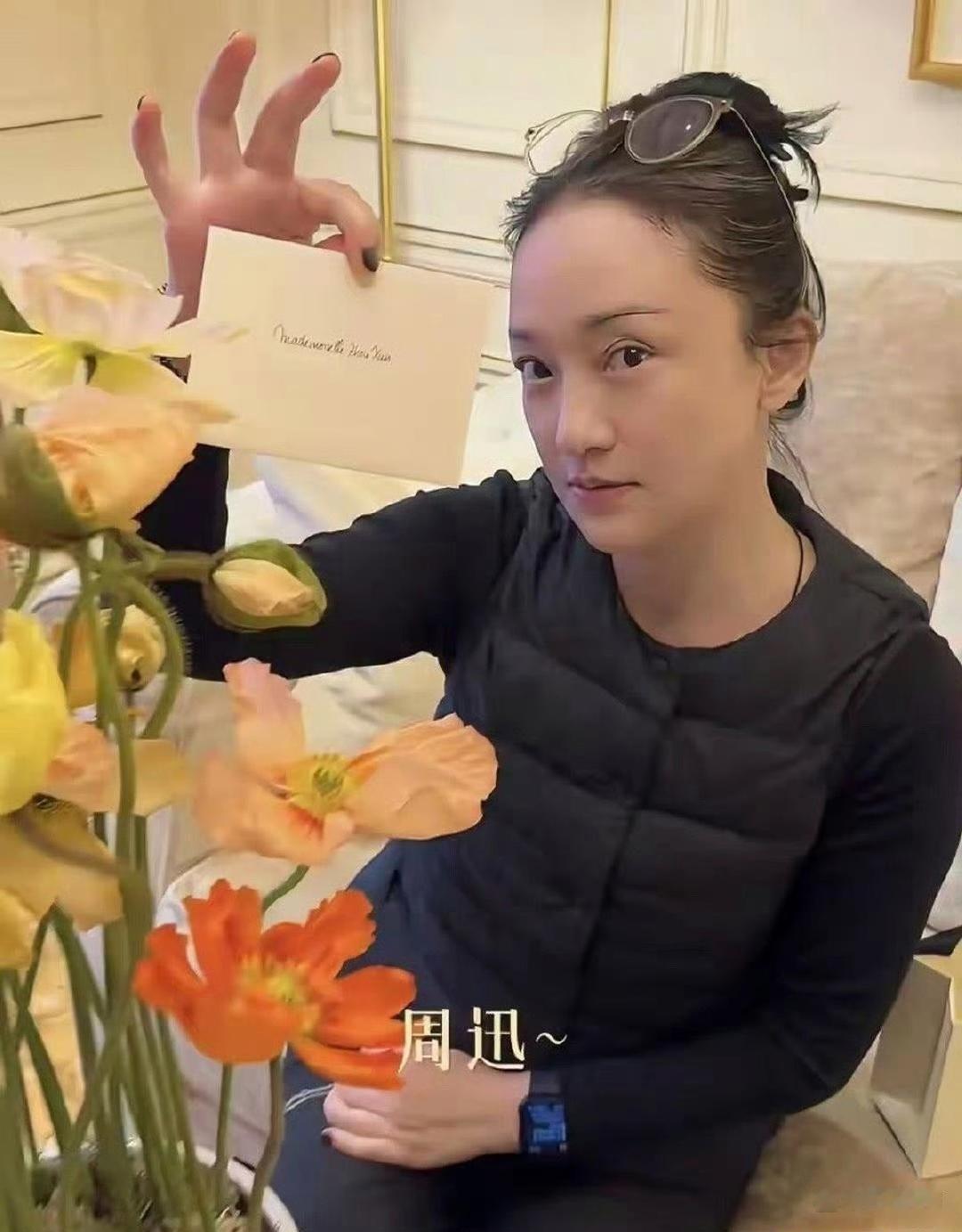 51岁的周迅活得十分真实，素颜下白发清晰可见，可松弛自然的状态依旧让人倍感舒服。