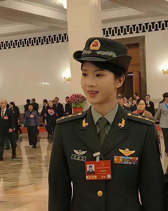徐枫灿太飒了！21岁的全国人大代表，1999年10月出生，解放军南部战区第7
