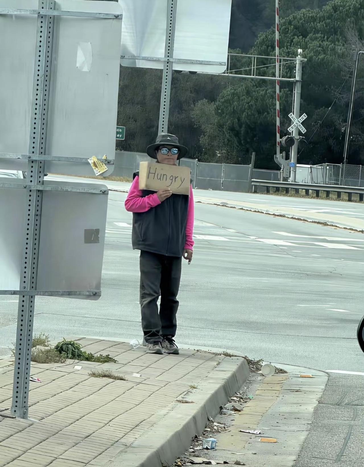 哈哈哈哈哈！太好笑了！甜甜圈举着“hungry”的牌子，在美国肮脏的街头行乞要