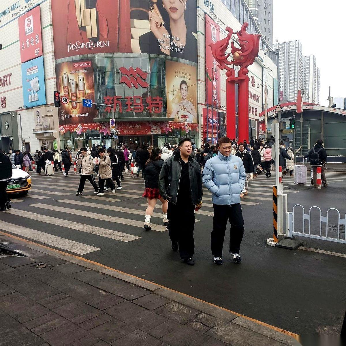 警车就停在小区门口的小超市那儿，红蓝灯一闪一闪，没响。就为换500块钱。几分钟